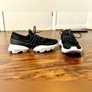 SOREL Women's Kinetic Impact Lace Sneakers size 9